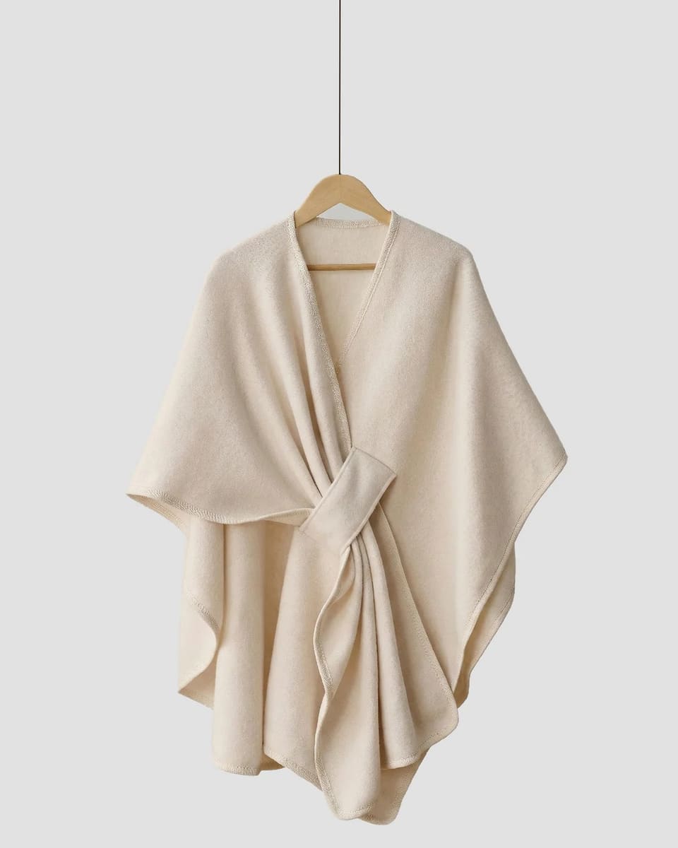 Chal Polar Elegance beige colgado, mostrando su caída y la banda cruzada